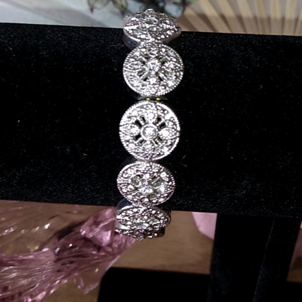 Silver toned bracelet 🌺